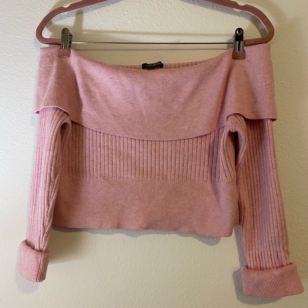 Sweater crop top with off shoulder sleeve